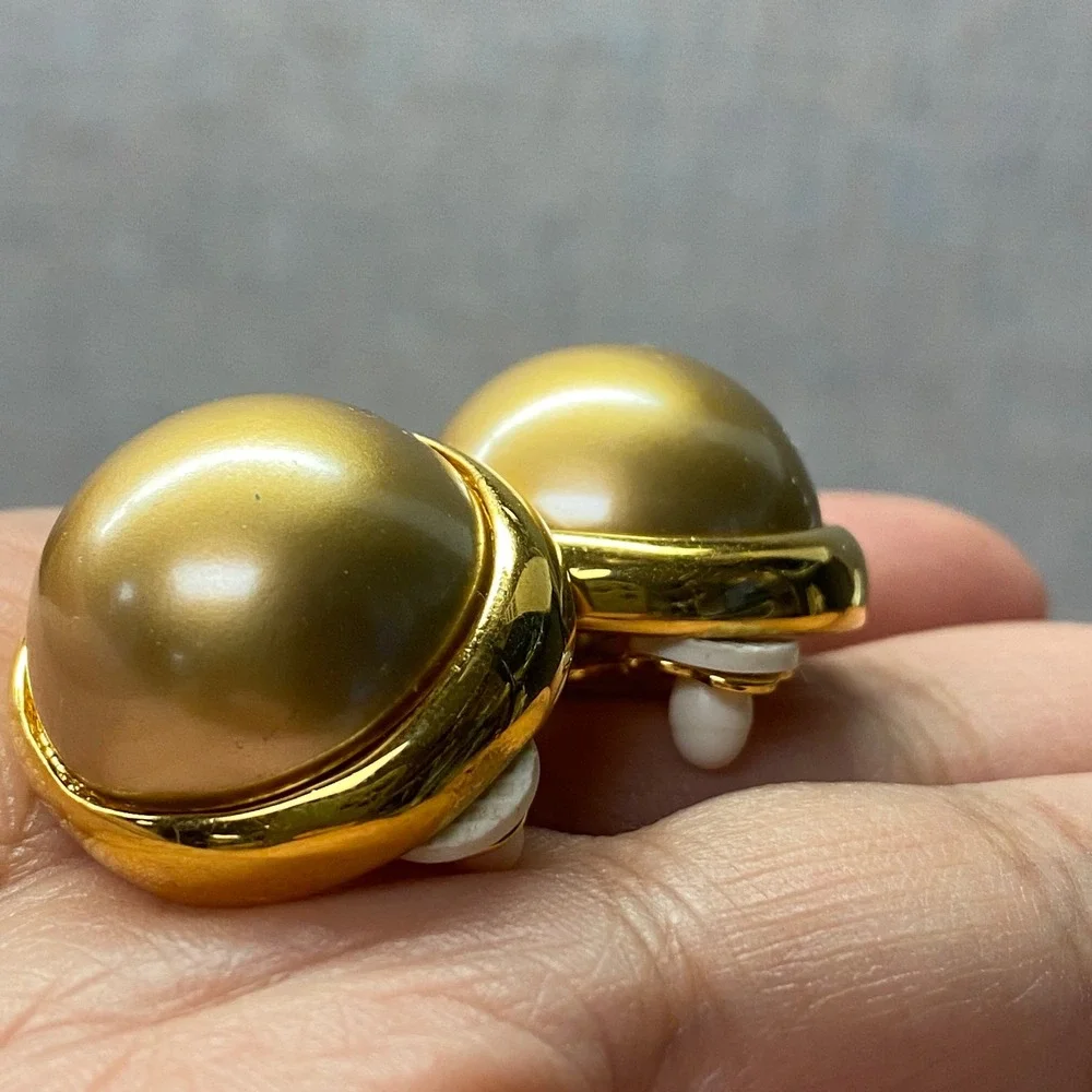 Vintage Carolee Classic Gold Tone Faux Pearl Button Clip On Earrings Designer - Picture 10 of 11